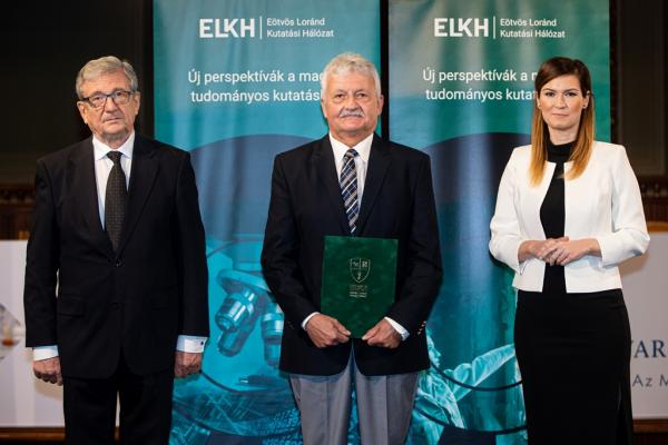 G.-Tóth László átvette professor emeritusi kinevezését