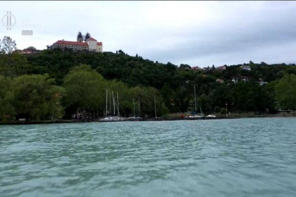 balatonról a partra néző látkép