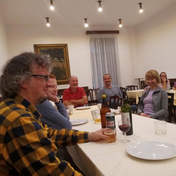 kísérlet közben a laborban