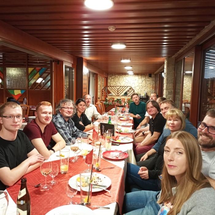 kísérlet közben a laborban